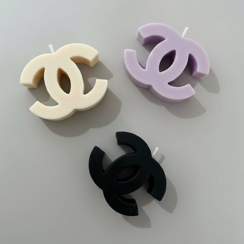 Bougie parfumée artisanale forme initiale double C crème violet et noir
