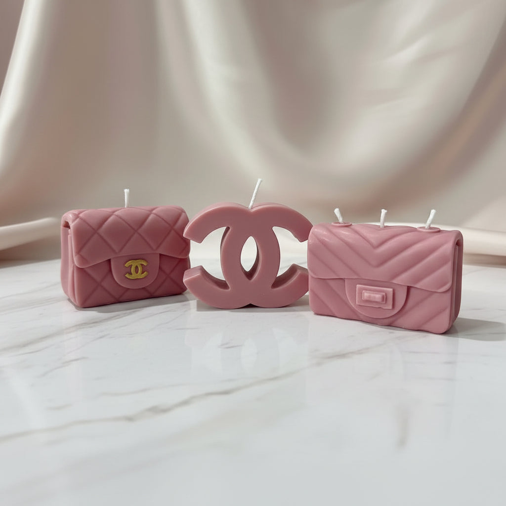 Bougie parfumée artisanale forme sac
et logo rose