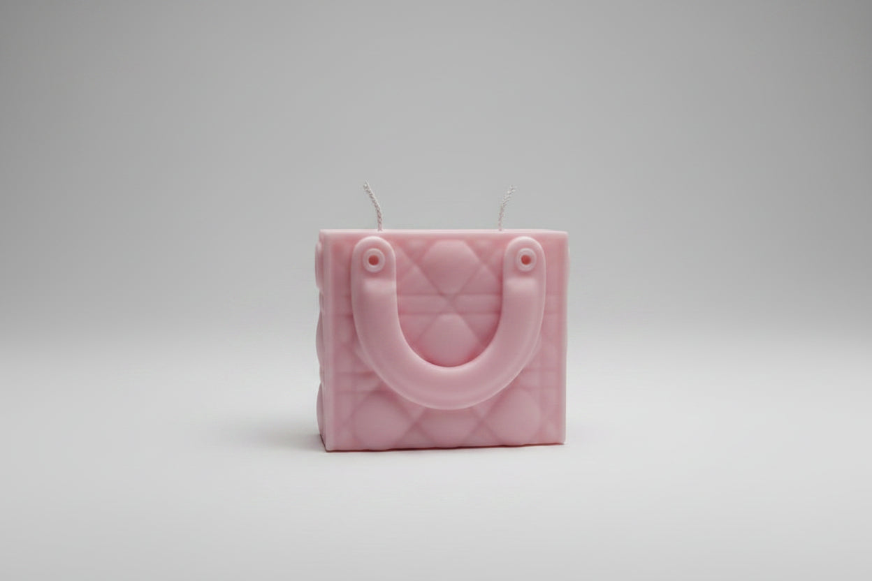 Bougie parfumée artisanale Sac Book Grand Rose sur fond blanc