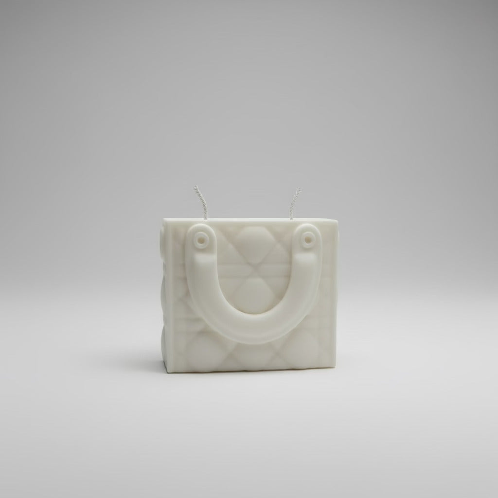 Bougie parfumée artisanale Sac Book Grand crème sur fond blanc