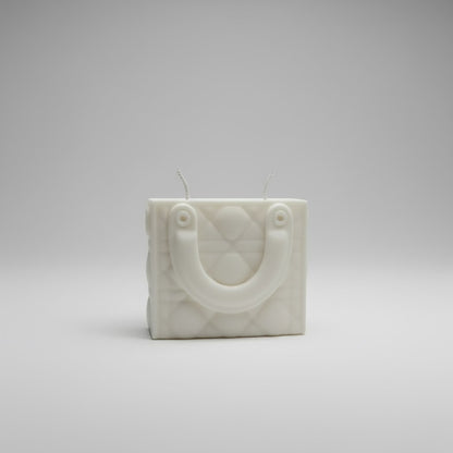 Bougie parfumée artisanale Sac Book Grand crème sur fond blanc
