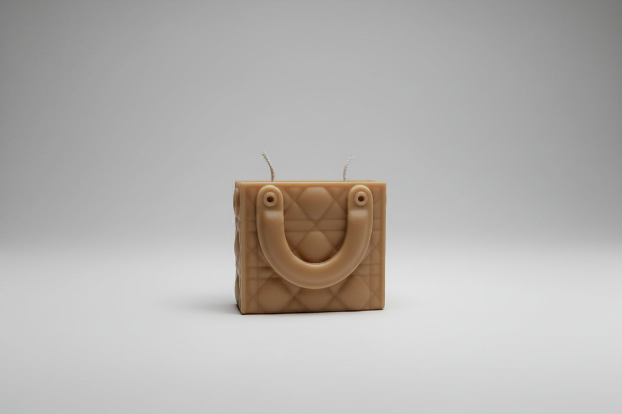 Bougie parfumée artisanale Sac Book Grand marron sur fond blanc