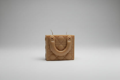 Bougie parfumée artisanale Sac Book Grand marron sur fond blanc