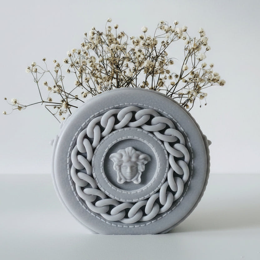 Bougie parfumée artisanale Sac rond Grand gris sur fond blanc avec fleurs