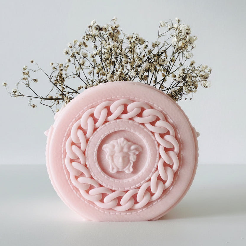 Bougie parfumée artisanale Sac rond Grand rose sur fond blanc avec fleurs