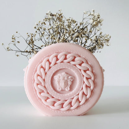 Bougie parfumée artisanale Sac rond Grand rose sur fond blanc avec fleurs
