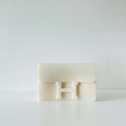 Bougie parfumée artisanale Sac H crème sur fond blanc