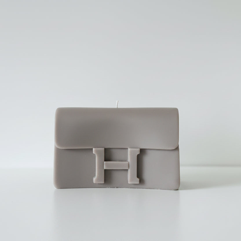 Bougie parfumée artisanale Sac H grand gris sur fond blanc