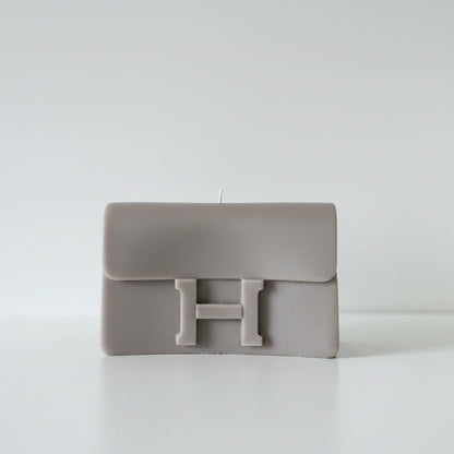 Bougie parfumée artisanale Sac H grand gris sur fond blanc
