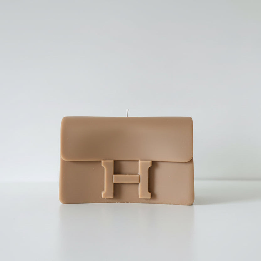 Bougie parfumée artisanale Sac H grand marron sur fond blanc