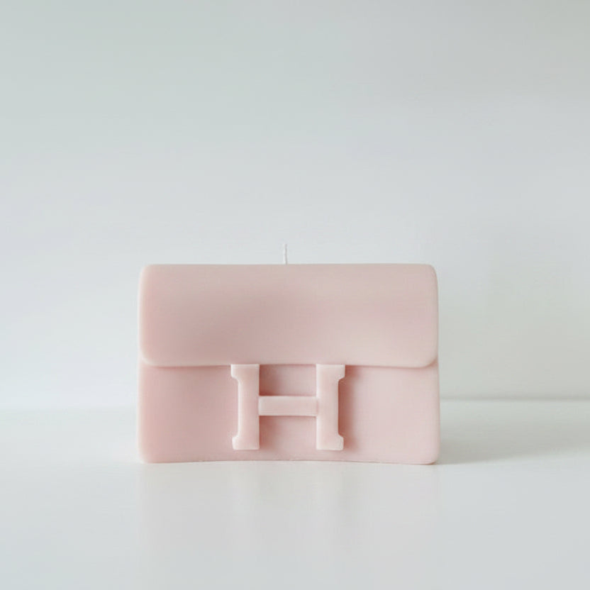 Bougie parfumée artisanale Sac H grand rose sur fond blanc