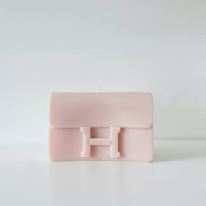 Bougie parfumée artisanale Sac H grand rose sur fond blanc