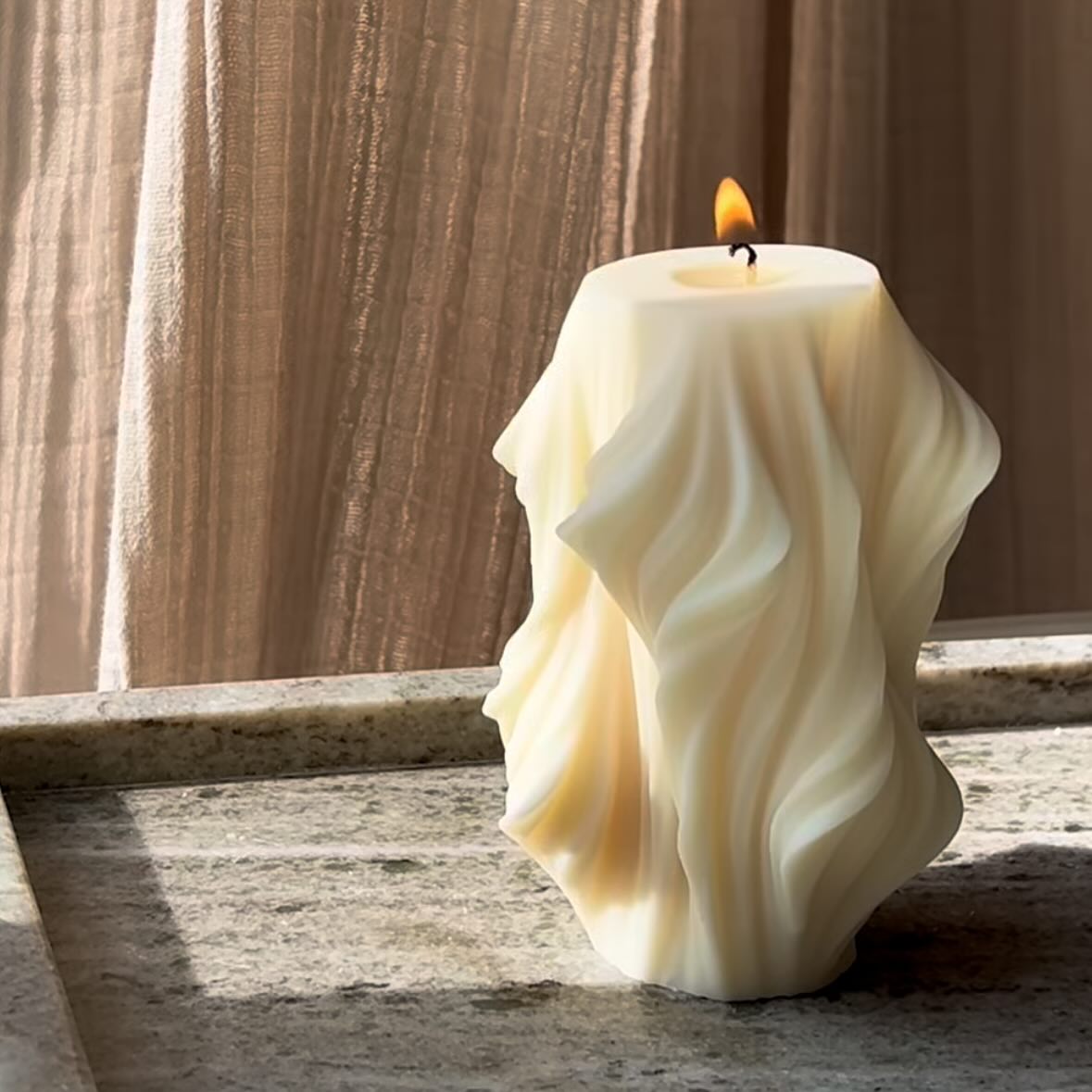 Bougie parfumée artisanale forme pilier torsadé creme